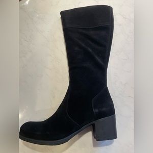 La Canadienne black suede boots